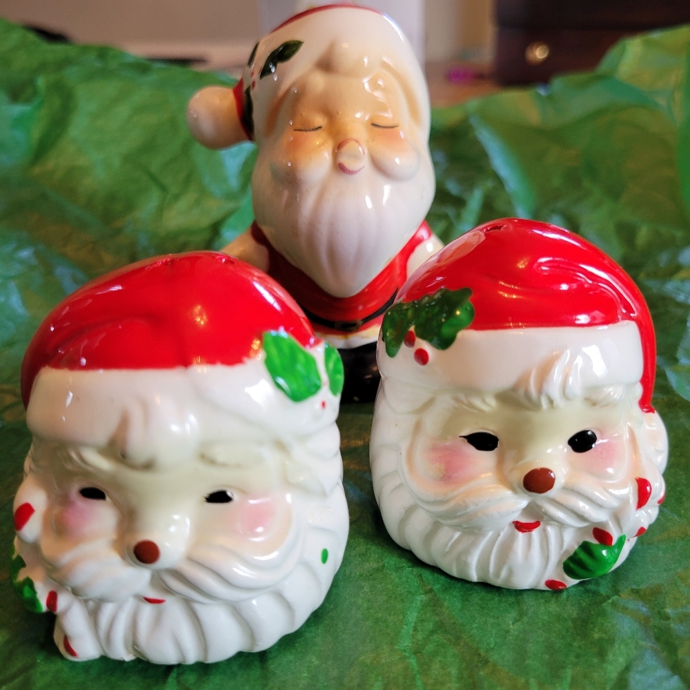 Santa Claus Salt & Pepper Shaker Trio ~ Vintage ~ Kitschy ~ Retro ~ Cute!